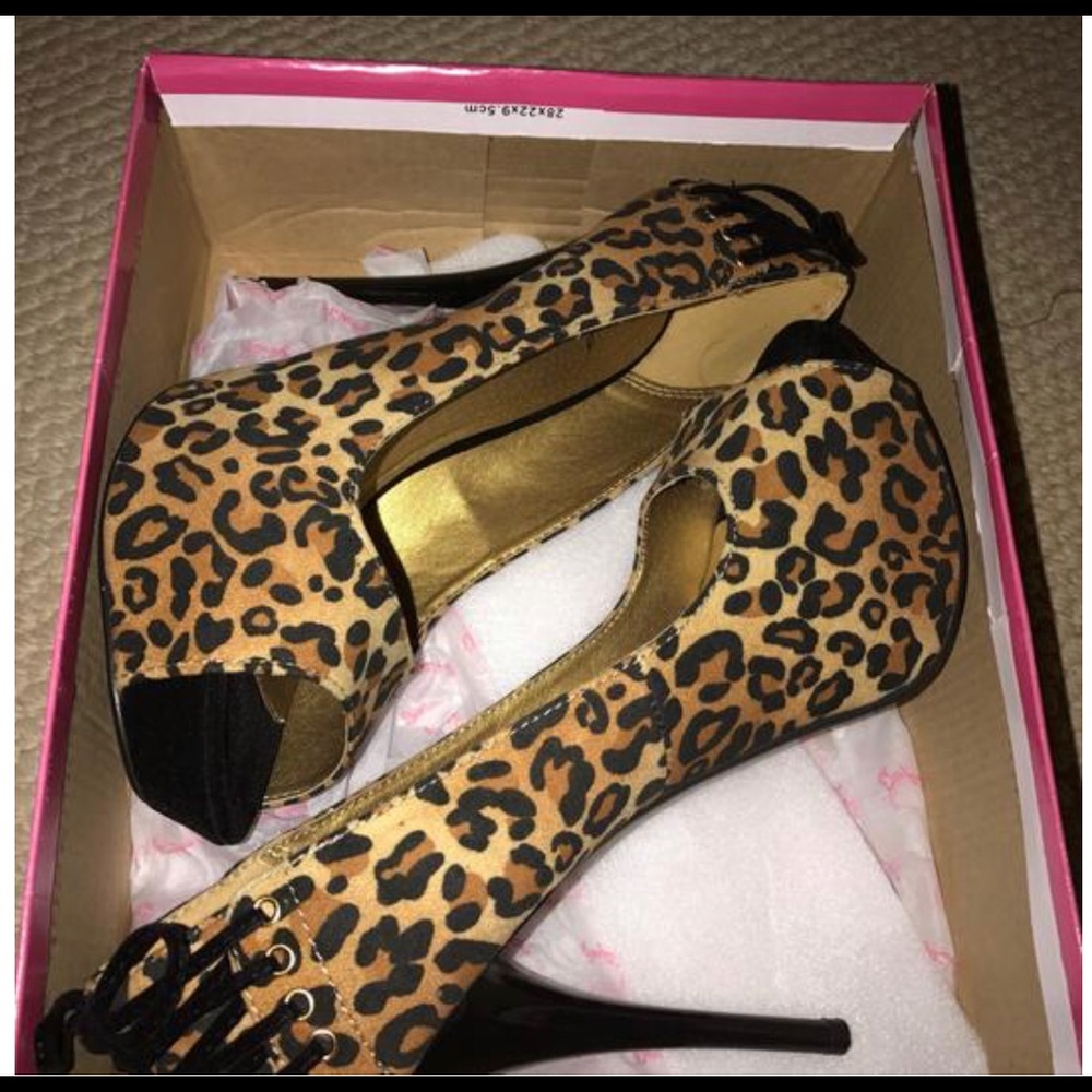 Women's Leopard peep-toe platform heels size 7!